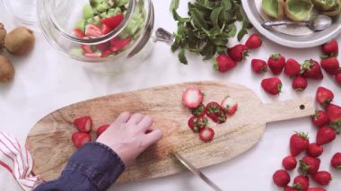 Adım adım. Cam içecek içecek dağıtıcısı organik infüzyon su hazırlama.