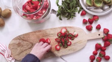 Adım adım. Cam içecek içecek dağıtıcısı organik infüzyon su hazırlama.