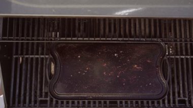 Açık gaz ızgara boş dökme demir zor durumda.