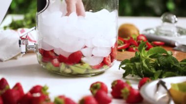 Adım adım. Cam içecek içecek dağıtıcısı organik infüzyon su hazırlama.