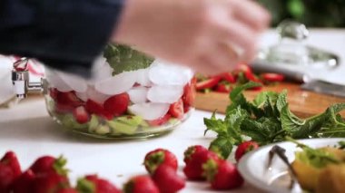 Adım adım. Cam içecek içecek dağıtıcısı organik infüzyon su hazırlama.