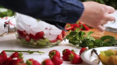 Adım adım. Cam içecek içecek dağıtıcısı organik infüzyon su hazırlama.