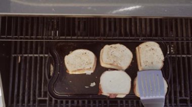 Yemek ızgara peynir sandviç açık gaz ızgara.