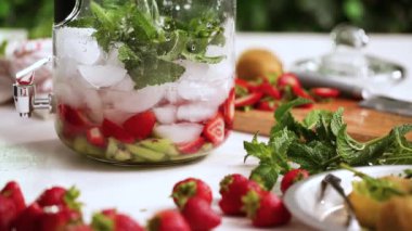 Adım adım. Cam içecek içecek dağıtıcısı organik infüzyon su hazırlama.