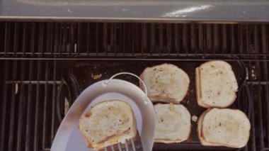 Yemek ızgara peynir sandviç açık gaz ızgara.