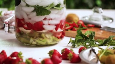 Adım adım. Cam içecek içecek dağıtıcısı organik infüzyon su hazırlama.