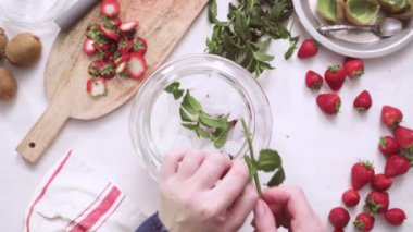 Adım adım. Cam içecek içecek dağıtıcısı organik infüzyon su hazırlama.