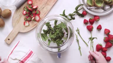 Adım adım. Cam içecek içecek dağıtıcısı organik infüzyon su hazırlama.