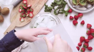 Adım adım. Cam içecek içecek dağıtıcısı organik infüzyon su hazırlama.