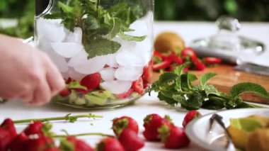 Adım adım. Cam içecek içecek dağıtıcısı organik infüzyon su hazırlama.