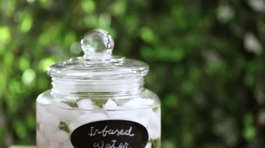 Adım adım. Cam içecek içecek dağıtıcısı organik infüzyon su hazırlama.