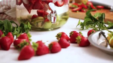 Adım adım. Cam içecek içecek dağıtıcısı organik infüzyon su hazırlama.