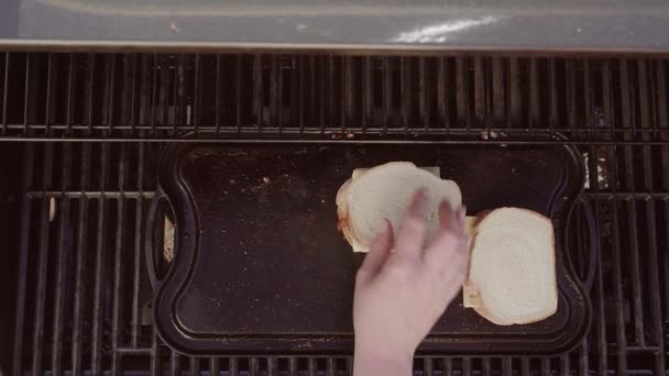 Kochen Gegrillter Käse Sandwich Auf Outdoor Gasgrill — Stockvideo