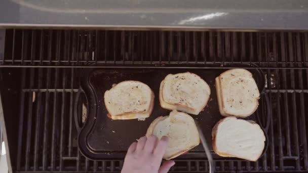Koken Gegrilde Kaas Sandwich Buiten Gasgrill — Stockvideo