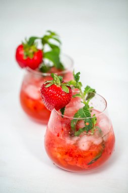 Çilek Mojito sıfırdan organik çilek kokteyli.