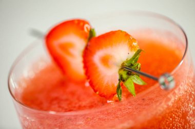 Taze çilek ile süslenmiş Kentucky öpücük görmemenin kokteyl.