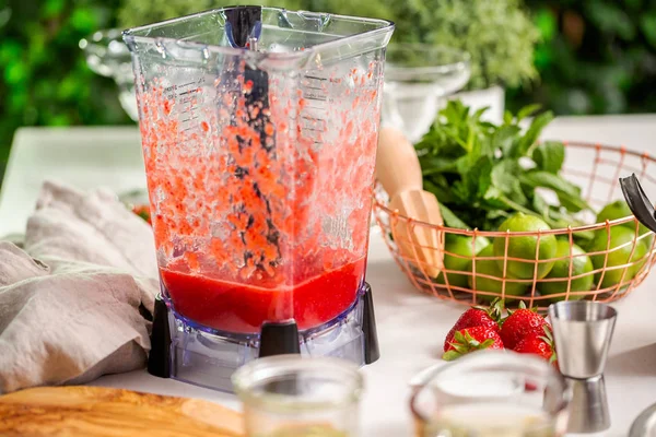 Frischer Erdbeer Margarita Cocktail Garniert Mit Frischen Erdbeeren Und Limetten — Stockfoto