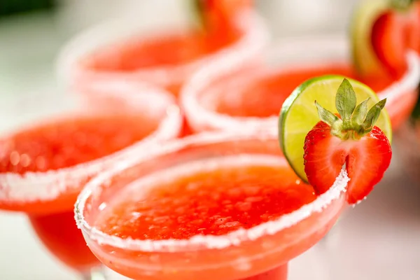 Frischer Erdbeer Margarita Cocktail Garniert Mit Frischen Erdbeeren Und Limetten — Stockfoto