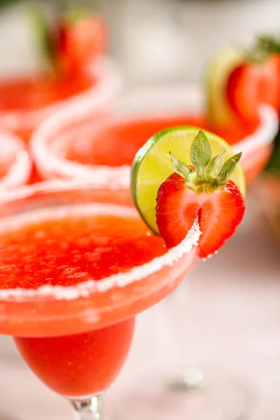 Verse Aardbeien Margarita Cocktail Gegarneerd Met Verse Aardbeien Kalk — Stockfoto