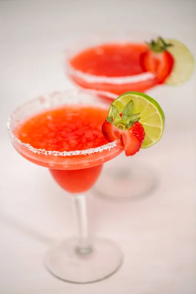 Verse Aardbeien Margarita Cocktail Gegarneerd Met Verse Aardbeien Kalk — Stockfoto
