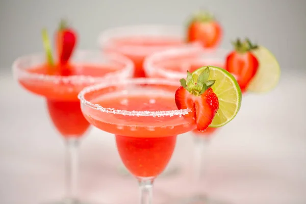 Verse Aardbeien Margarita Cocktail Gegarneerd Met Verse Aardbeien Kalk — Stockfoto