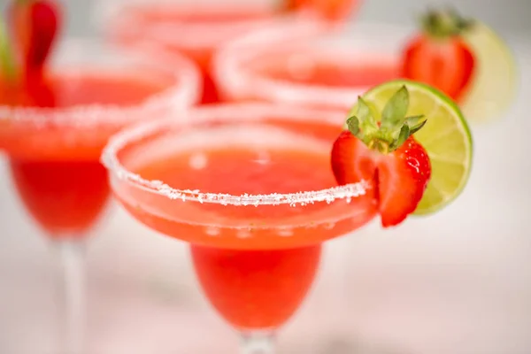 Frischer Erdbeer Margarita Cocktail Garniert Mit Frischen Erdbeeren Und Limetten — Stockfoto