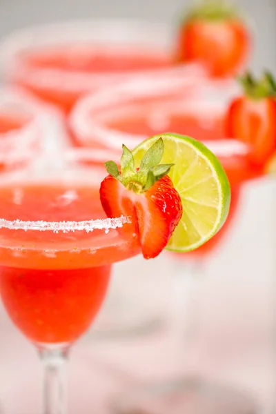 Verse Aardbeien Margarita Cocktail Gegarneerd Met Verse Aardbeien Kalk — Stockfoto