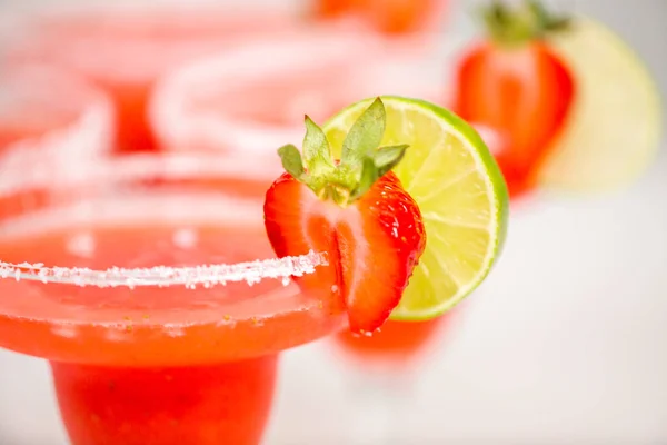 Verse Aardbeien Margarita Cocktail Gegarneerd Met Verse Aardbeien Kalk — Stockfoto