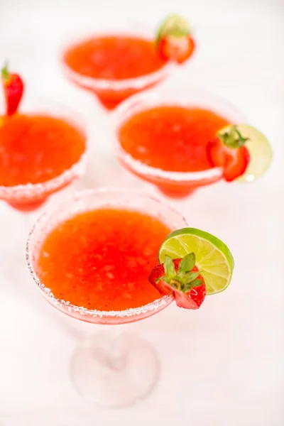 Verse Aardbeien Margarita Cocktail Gegarneerd Met Verse Aardbeien Kalk — Stockfoto