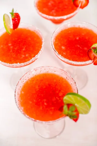 Verse Aardbeien Margarita Cocktail Gegarneerd Met Verse Aardbeien Kalk — Stockfoto