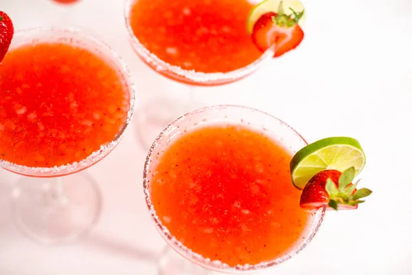 Frischer Erdbeer Margarita Cocktail Garniert Mit Frischen Erdbeeren Und Limetten — Stockfoto