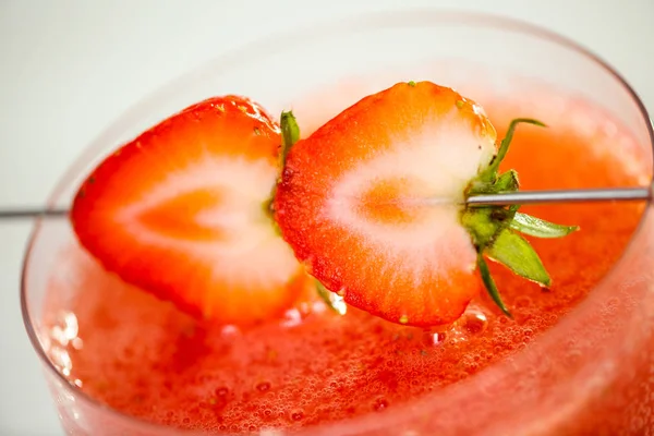 Κεντάκι Φιλί Burbon Κοκτέιλ Γαρνιρισμένο Φρέσκες Φράουλες — Φωτογραφία Αρχείου