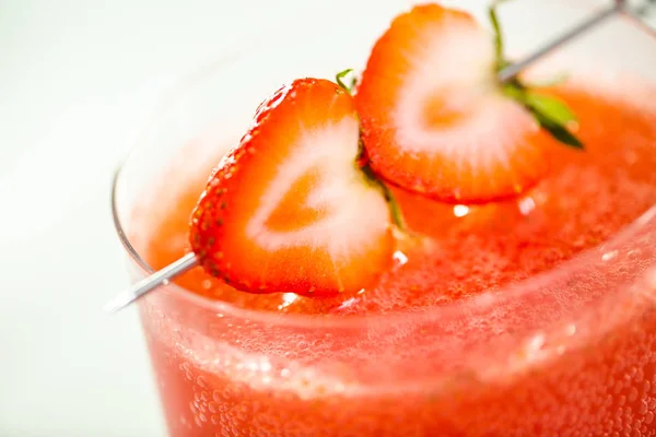 Kentucky Kiss Burbon Cocktail Garnished Fresh Strawberries — Stock Photo, Image