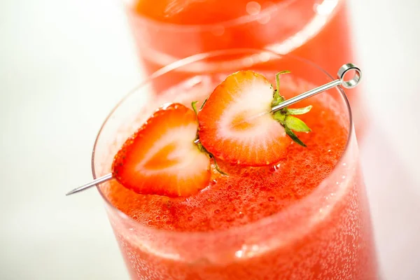 Kentucky Kiss Burbon Cocktail Garnished Fresh Strawberries — Stock Photo, Image