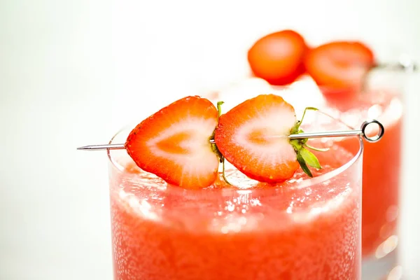 Kentucky Kiss Burbon Cocktail Garnished Fresh Strawberries — Stock Photo, Image