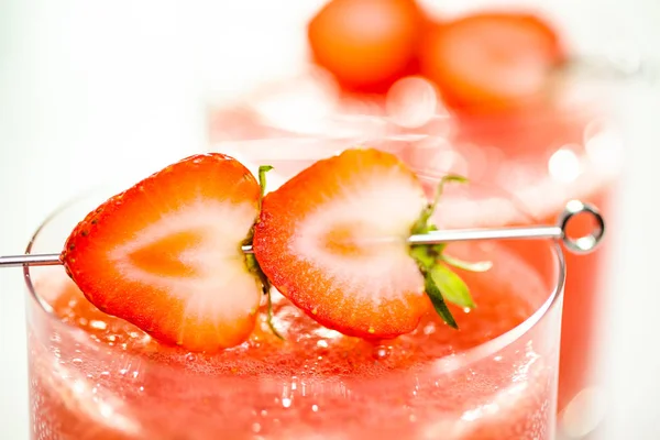 Kentucky Kiss Burbon Cocktail Garnished Fresh Strawberries — Stock Photo, Image