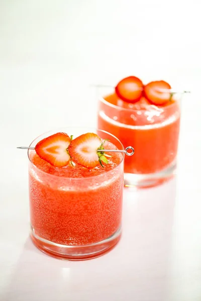 Kentucky Kiss Burbon Cocktail Garniert Mit Frischen Erdbeeren — Stockfoto