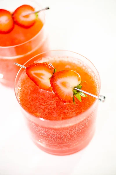 Kentucky Kiss Burbon Cocktail Garniert Mit Frischen Erdbeeren — Stockfoto