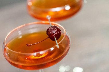 Manhattan kokteyl brandied kiraz ile süslenmiş.