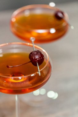 Manhattan kokteyl brandied kiraz ile süslenmiş.