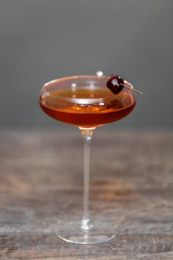 Manhattan kokteyl brandied kiraz ile süslenmiş.
