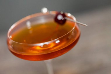 Manhattan kokteyl brandied kiraz ile süslenmiş.