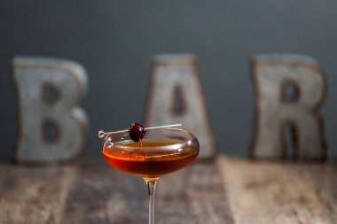 Manhattan kokteyl brandied kiraz ile süslenmiş.