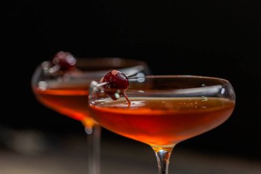 Manhattan kokteyl brandied kiraz ile süslenmiş.