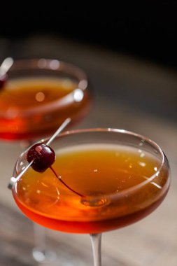 Manhattan kokteyl brandied kiraz ile süslenmiş.