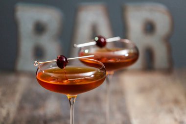 Manhattan kokteyl brandied kiraz ile süslenmiş.