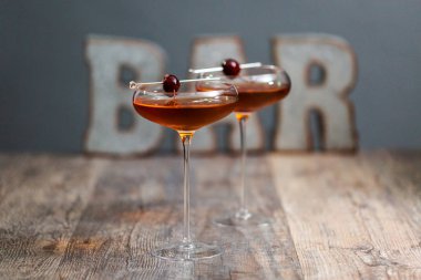 Manhattan kokteyl brandied kiraz ile süslenmiş.