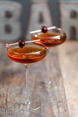 Manhattan kokteyl brandied kiraz ile süslenmiş.