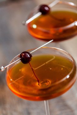 Manhattan kokteyl brandied kiraz ile süslenmiş.