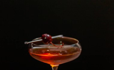 Manhattan kokteyl brandied kiraz ile süslenmiş.